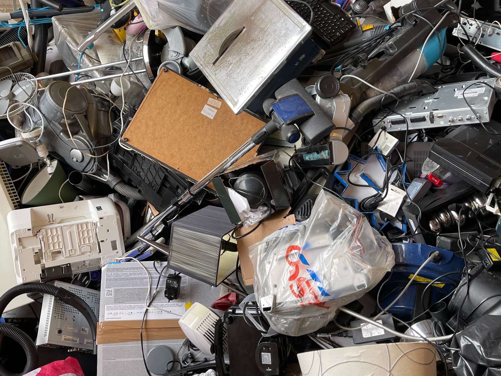 E-waste Solutions: Tackling Electronic Waste through Circular Economy Strategies for the UK Market